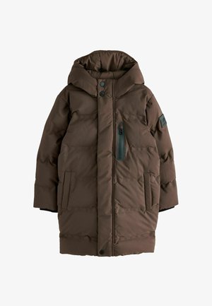 Cappotto imbottito marrone con cappuccio, dotato di due tasche laterali, una tasca sul petto con zip e una patch nera con logo sulla manica sinistra.