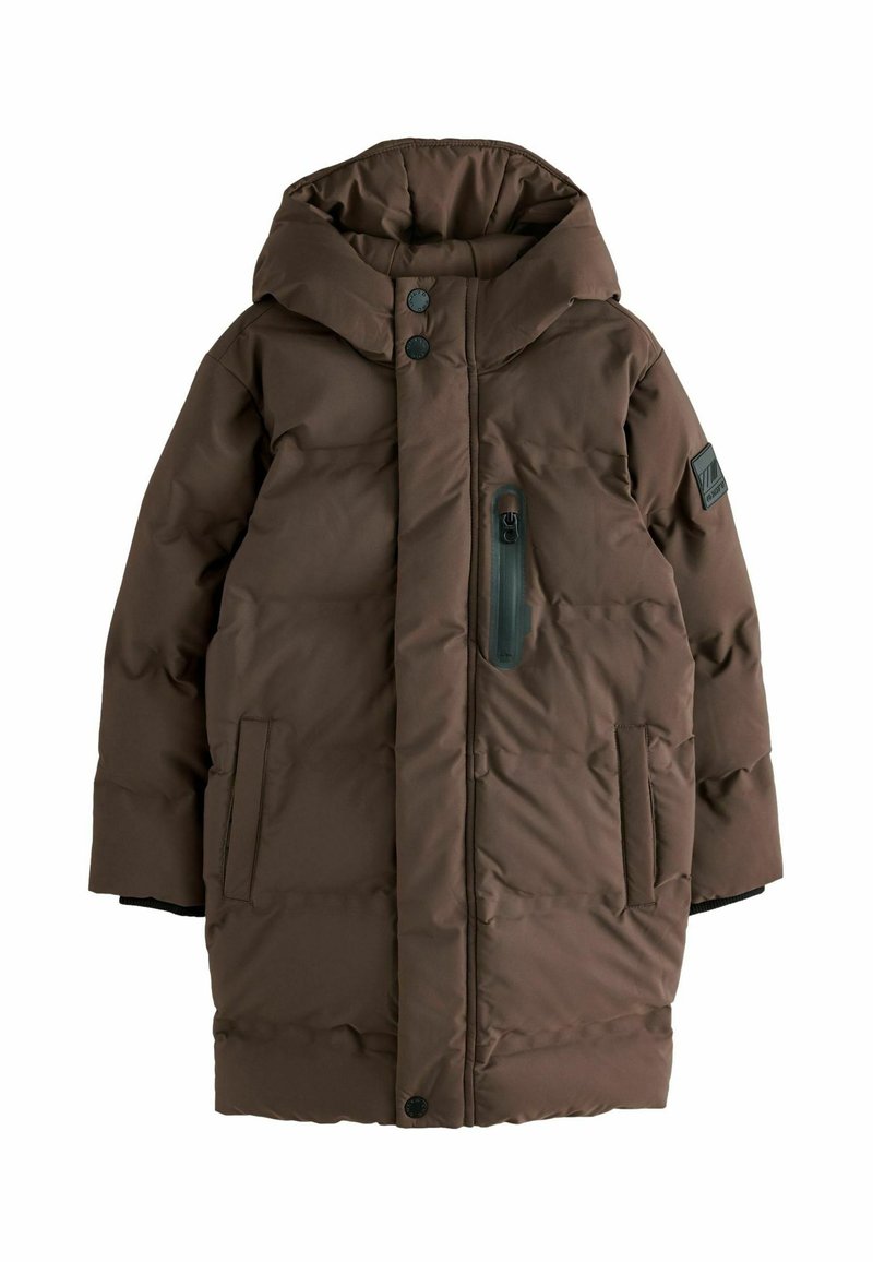 Cappotto imbottito marrone con cappuccio, dotato di due tasche laterali, una tasca sul petto con zip e una patch nera con logo sulla manica sinistra.