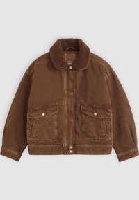Bruine denimjas met sherpa-kraag, knoopsluiting en twee grote klepzakken met knopen op een effen achtergrond.
