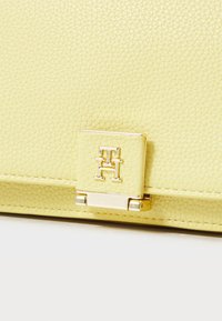 Tommy Hilfiger HER FLAP CHAIN - Borsa a tracolla - yellow