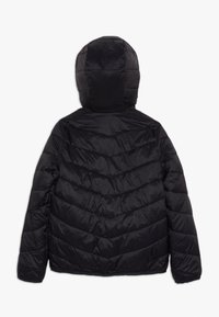 Zwarte gewatteerde pufferjas met capuchon, lange mouwen en chevrons stikpatroon van achteren afgebeeld op een witte achtergrond.