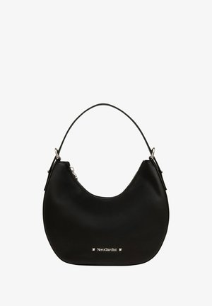 Schwarze Lederhandtasche mit einer geschwungenen Form, einem Henkel und silbernen Beschlägen. Verfügt über einen Reißverschluss und ein Logo-Detail auf der Vorderseite.