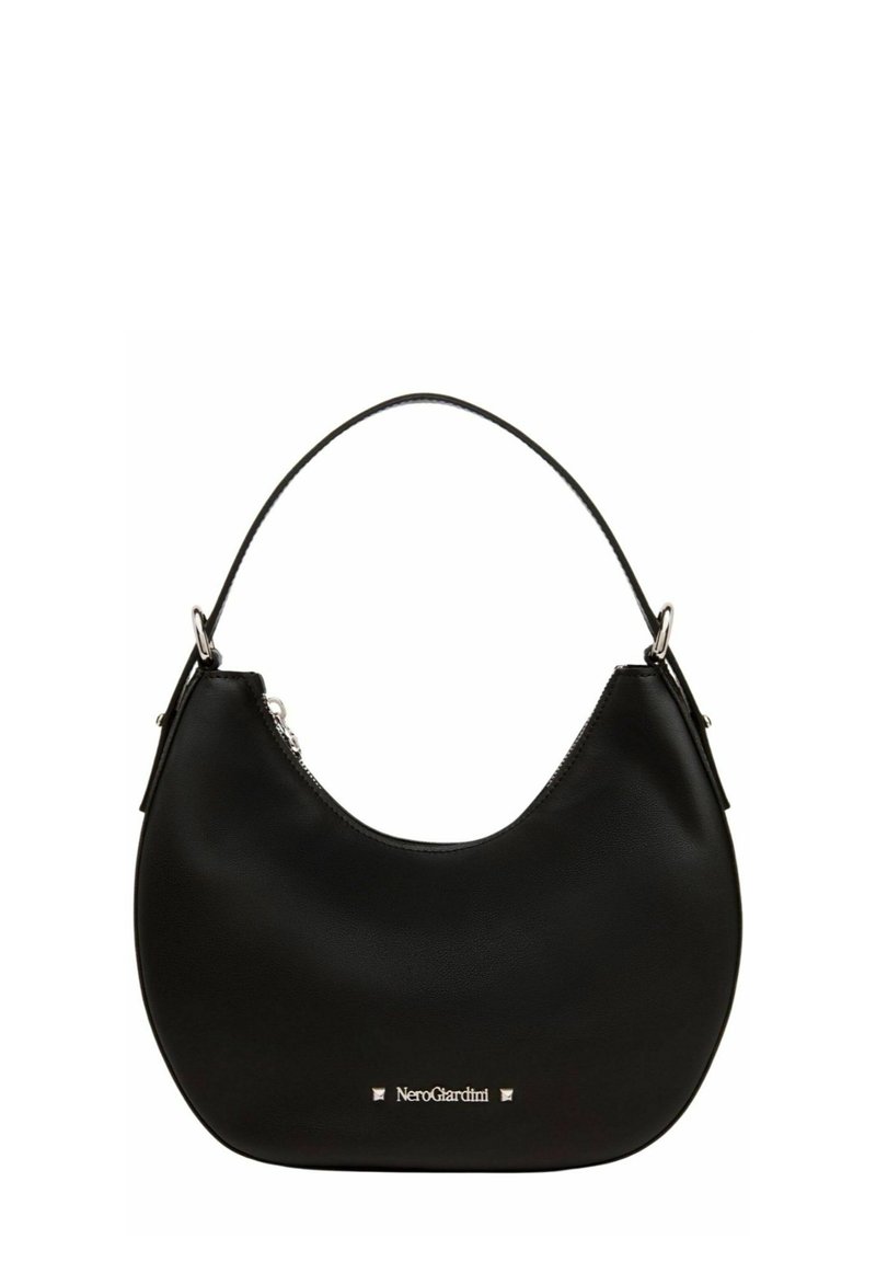 Sac à main en cuir noir avec une forme incurvée, une poignée unique et des finitions en métal argenté. Il dispose d'une fermeture éclair et d'un accent logo à l'avant.