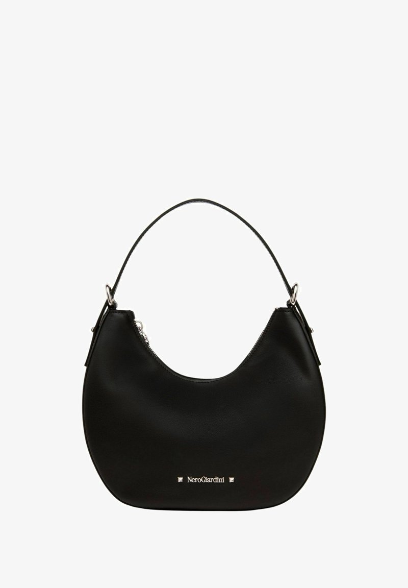 Schwarze Lederhandtasche mit einer geschwungenen Form, einem Henkel und silbernen Beschlägen. Verfügt über einen Reißverschluss und ein Logo-Detail auf der Vorderseite.