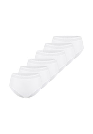 Six culottes blanches pour femmes avec une ceinture en dentelle, disposées en ligne diagonale sur un fond blanc.