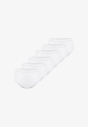 Sei mutande bianche da donna con bordo in pizzo della vita disposte in diagonale su uno sfondo bianco.