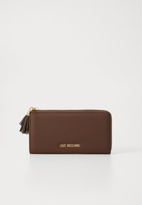 Portafoglio rettangolare marrone con zip circonferenziale, dotato di una nappina e del logo dorato "LOVE MOSCHINO" centrato sulla parte anteriore.