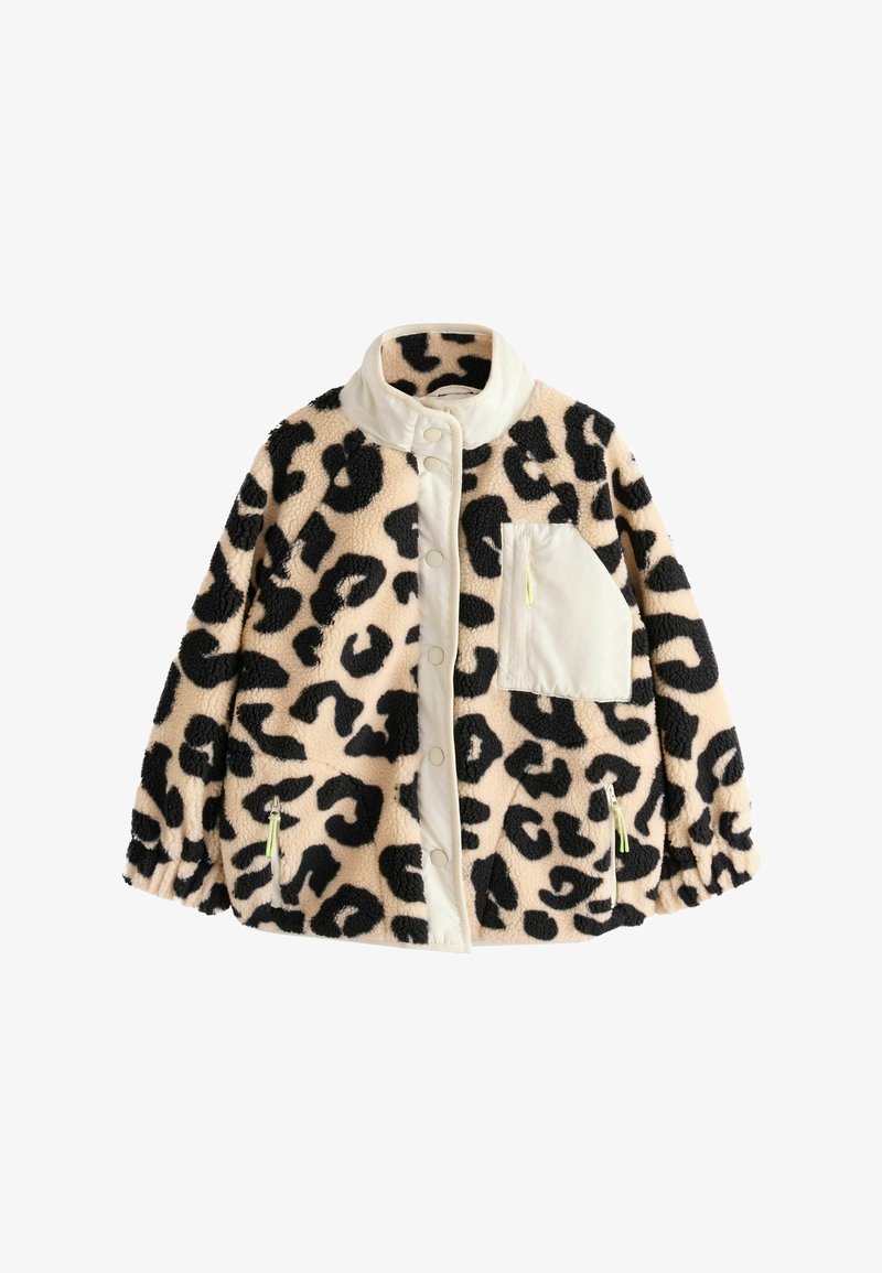 Veste en polaire avec imprimé léopard noir et beige, patte de boutonnage pression blanche, col montant, poche poitrine blanche et poches latérales zippées.