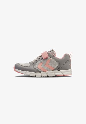 Graue und pinke Sportschuhe mit einem strukturierten Obermaterial, Klettverschluss, Gummisohle und zwei Chevron-Akzenten an der Seite.