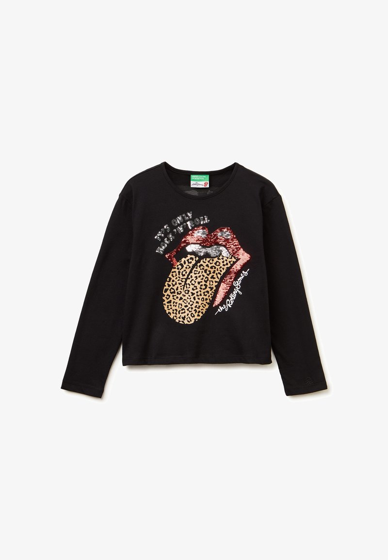 Crop top nero a maniche lunghe con grafica di labbra rosse e lingua maculata, decorato con paillettes e testo bianco.