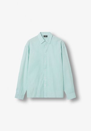 Chemise vert clair à manches longues avec fines rayures verticales blanches et col classique sur fond blanc.