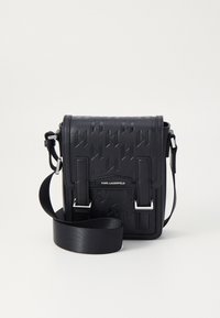 Borsa a tracolla in pelle nera con motivo embossato, hardware in argento e tracolla regolabile. Caratterizzata da una chiusura a patta e logo del marchio frontale.