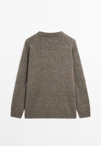 Maglione lungo in lana marrone con scollo a girocollo, mostrato dal retro su uno sfondo bianco.