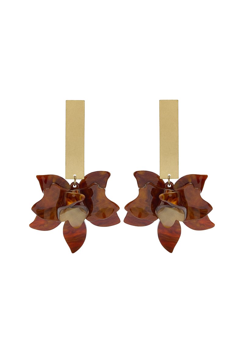 Para kolczyków z prostokątnym złotym słupkiem i dużym kwiatowym wzorem w odcieniach brązu z błyszczącymi, warstwowymi płatkami.