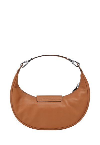 Braune Leder-Umhängetasche mit geschwungener Form, elegantem Design und Klappenverschluss. Mit silbernem Beschläge und eingeprägtem Logodetail.