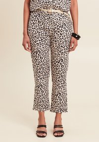 Cropped broeken met luipaardprint in beige en zwart, gemaakt van lichtgewicht stof. Beschikt over een smalle taille en flared benen, met een gevlochten riem.