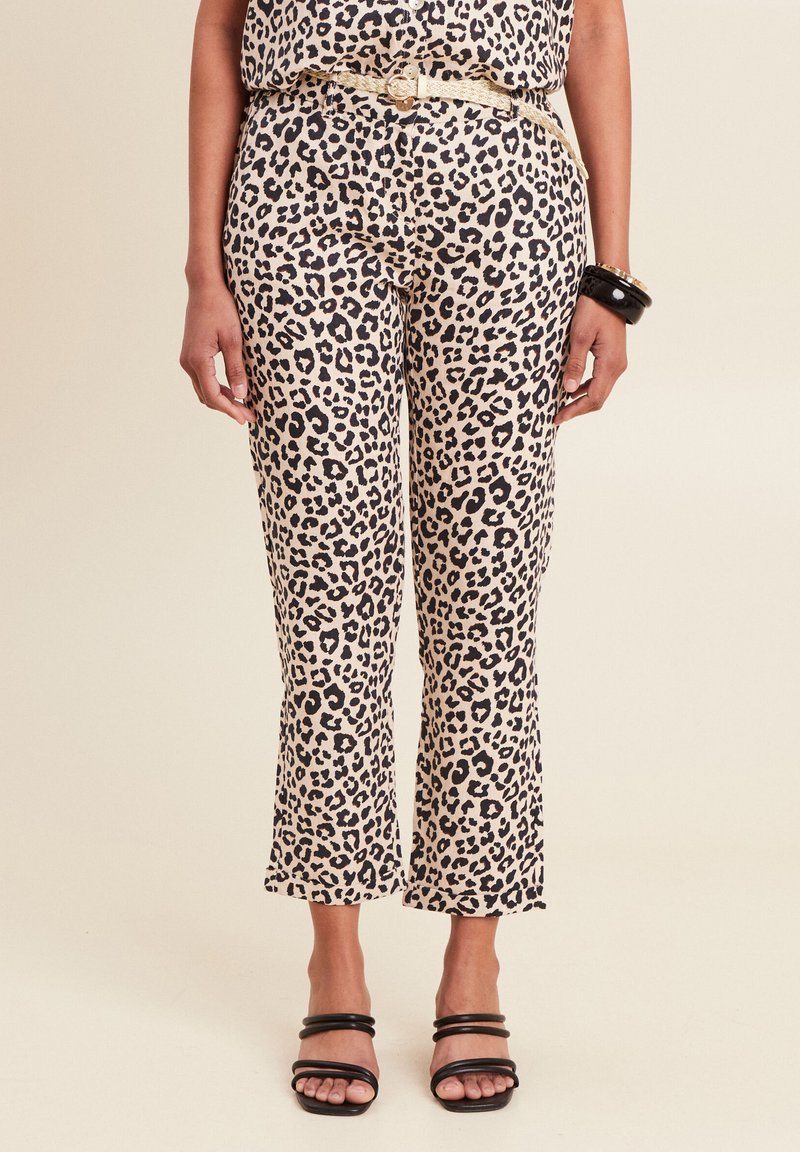 Cropped broeken met luipaardprint in beige en zwart, gemaakt van lichtgewicht stof. Beschikt over een smalle taille en flared benen, met een gevlochten riem.
