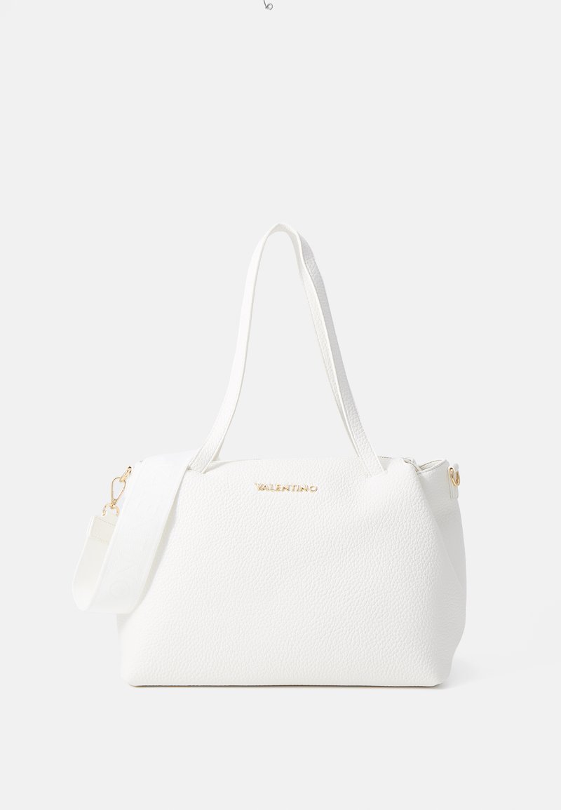 Borsa a mano in pelle bianca con texture a granuli, due manici corti e una tracolla regolabile. Presenta un logo dorato sul fronte e una chiusura con zip.