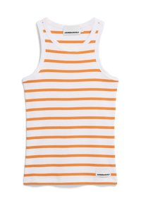 Weißes Tanktop mit horizontalen orangen Streifen, rundem Ausschnitt und enganliegendem Design. Das Etikett am unteren Ende trägt die Aufschrift "ARMEDANGELS."