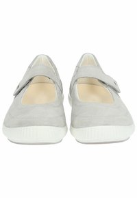 Zapatos de ante gris con punta redondeada, correa ajustable y suela de goma blanca texturizada. Interior acolchado para mayor comodidad.