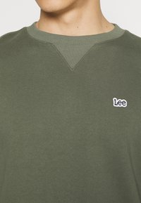 Lee PATCH CREW SWS - Felpa - olive grove