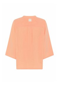 Perzikkleurig shirt met korte, brede mouwen en een rugplooitje. Heeft een vierkante label aan de nek. Gemaakt van een lichte, gestructureerde stof.