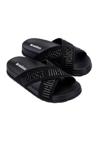 Sandali neri con la suola liscia e fasce texturizzate con branding in rilievo. Sottopiede morbido e liscio e suola sagomata per il massimo comfort.