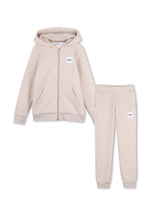 Lichtbeige capuchonsweatshirt met rits en bijpassende joggerbroek, beide met kleine BOSS-logo badges op borst en dij.