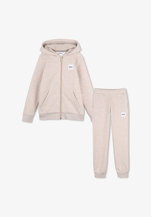 Lichtbeige capuchonsweatshirt met rits en bijpassende joggerbroek, beide met kleine BOSS-logo badges op borst en dij.