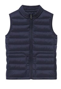 Námořnická puffer vesta s vysokým límcem a zipovým zapínáním. Obsahuje horizontální prošívané panely a dvě přední kapsy bez zipu.