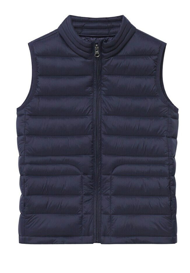 Námořnická puffer vesta s vysokým límcem a zipovým zapínáním. Obsahuje horizontální prošívané panely a dvě přední kapsy bez zipu.