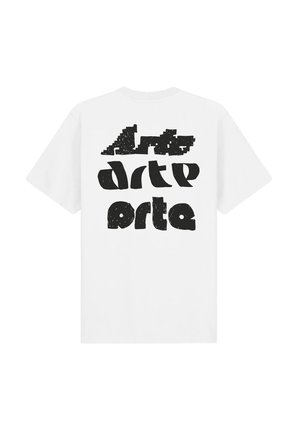 Maglietta bianca a maniche corte con grande testo astratto nero a blocchi che recita "Arte Orte" sul retro.