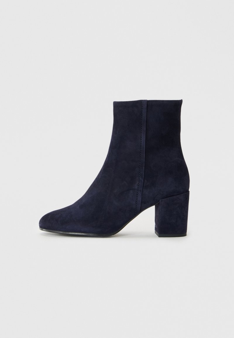 Tumesinine nahast ankle-boot blokkninaga ja külgseamiga neutraalses taustas.