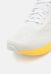 adidas Performance SUPERNOVA RISE - Hardloopschoenen voor op de weg - footwear white/crystal white/lucid pink