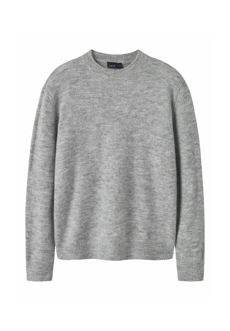 Pull gris clair en maille douce, avec un col rond, des manches longues et des bords côtelés à la manche et à l'ourlet. Sans motifs ni accents.
