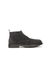 Botines de ante negro con puntera redondeada, diseño de cordones y superficie texturizada. La suela es plana y ligeramente estriada para mayor tracción.