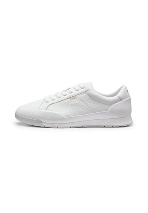 Lavprofileret hvid lædersneaker med snørebånd foran, strukturerede sidepaneler og subtilt gyldent "BOSS"-logo på siden.