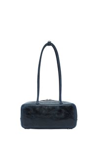 Petit sac à main rectangulaire en cuir noir avec de longues poignées et une fermeture éclair, présenté sur un fond blanc.