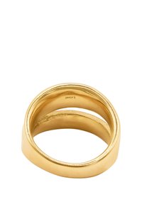 Anillo de oro con un acabado suave y brillante, que presenta un diseño cónico y redondeado, y un sutil detalle de surco en la superficie de la banda.
