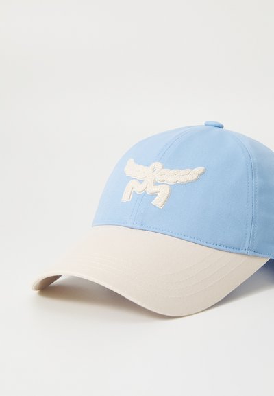 Niebieska bawełniana czapka z kremowym daszkiem, z haftowanym logo ze skrzydłami z przodu oraz zakrzywionym szczytem. Teksturowana tkanina i sześciopanelowy design.