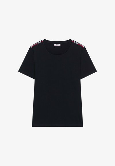 T-shirt nera a maniche corte con scollo rotondo e strisce del logo GCDS rosse, bianche e nere su entrambe le spalle.