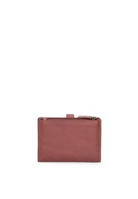 Portafoglio in pelle marrone con una superficie liscia, forma rettangolare, chiusura con zip e un piccolo linguetta. Design minimalista con bordi puliti.