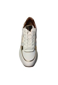 Witte sneaker met een gladde textuur, gouden accenten, ronde neus en veterluiting. Heeft een gevoerde kraag en een dikke zool.