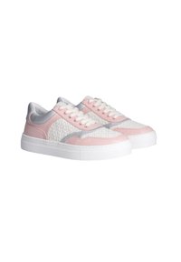 Sneakers z białą podeszwą, różową skórą i teksturowanymi białymi panelami, srebrnymi akcentami oraz białymi sznurowadłami; niski krój z wyściełanymi kostkami.