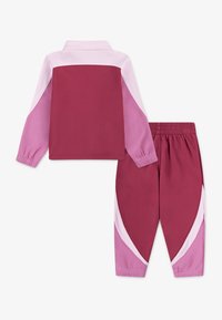 Nike Sportswear PROPUS COLOR BLOCKED UNISEX - Träningsset - sweet beet