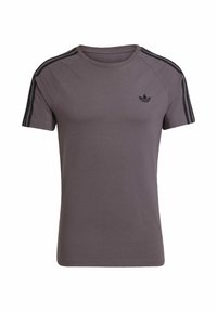 Camiseta de manga corta gris oscuro hecha de tela suave, con tres rayas negras a lo largo de los hombros y un pequeño logo negro en el pecho.