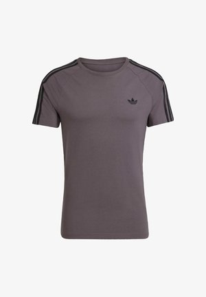 Ciemnoszary T-shirt z krótkim rękawem, wykonany z miękkiego materiału, z trzema czarnymi paskami na ramionach i małym czarnym logo na klatce piersiowej.