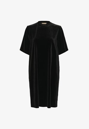 Robe en velours noir avec des manches courtes, un col rond et une coupe ample. Le tissu a une texture lisse et brillante et tombe au niveau du genou.