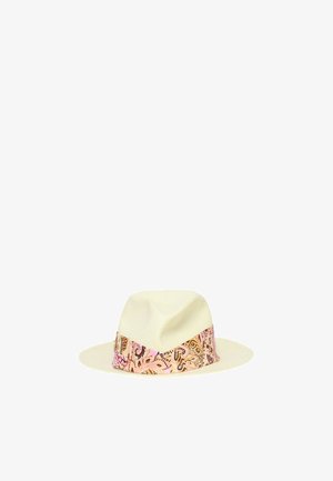 Cappello fedora beige chiaro con tesa larga e fascia in tessuto rosa con motivi avvolta intorno alla base della corona.