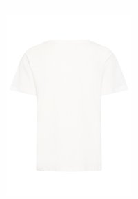 Fehér pamut póló, rövid ujjú, kerek nyakkivágással, laza fazonú, egyszínű, logóktól vagy mintáktól mentes, sima textúrájú.